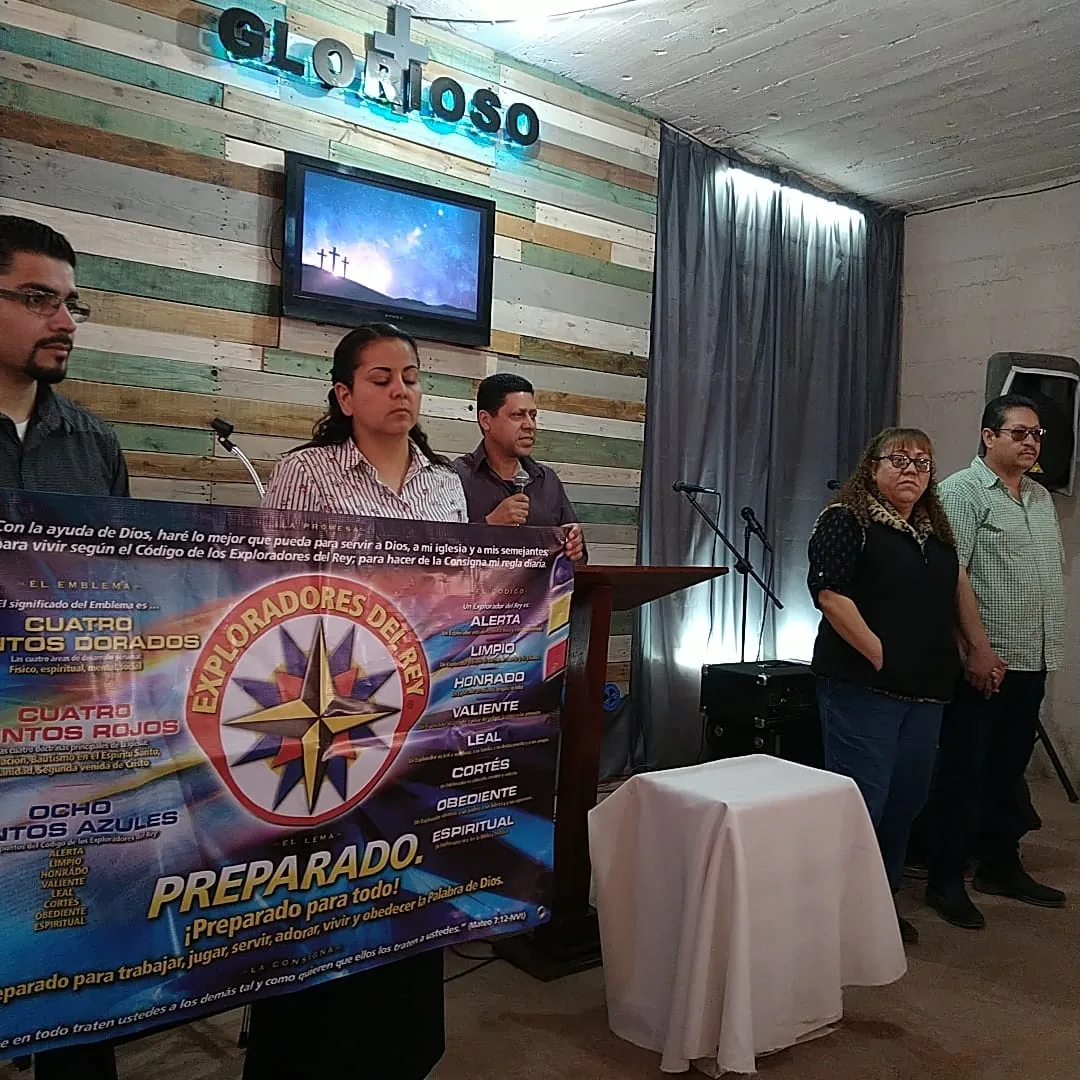 Servicio y reunión en Iglesia Glorioso